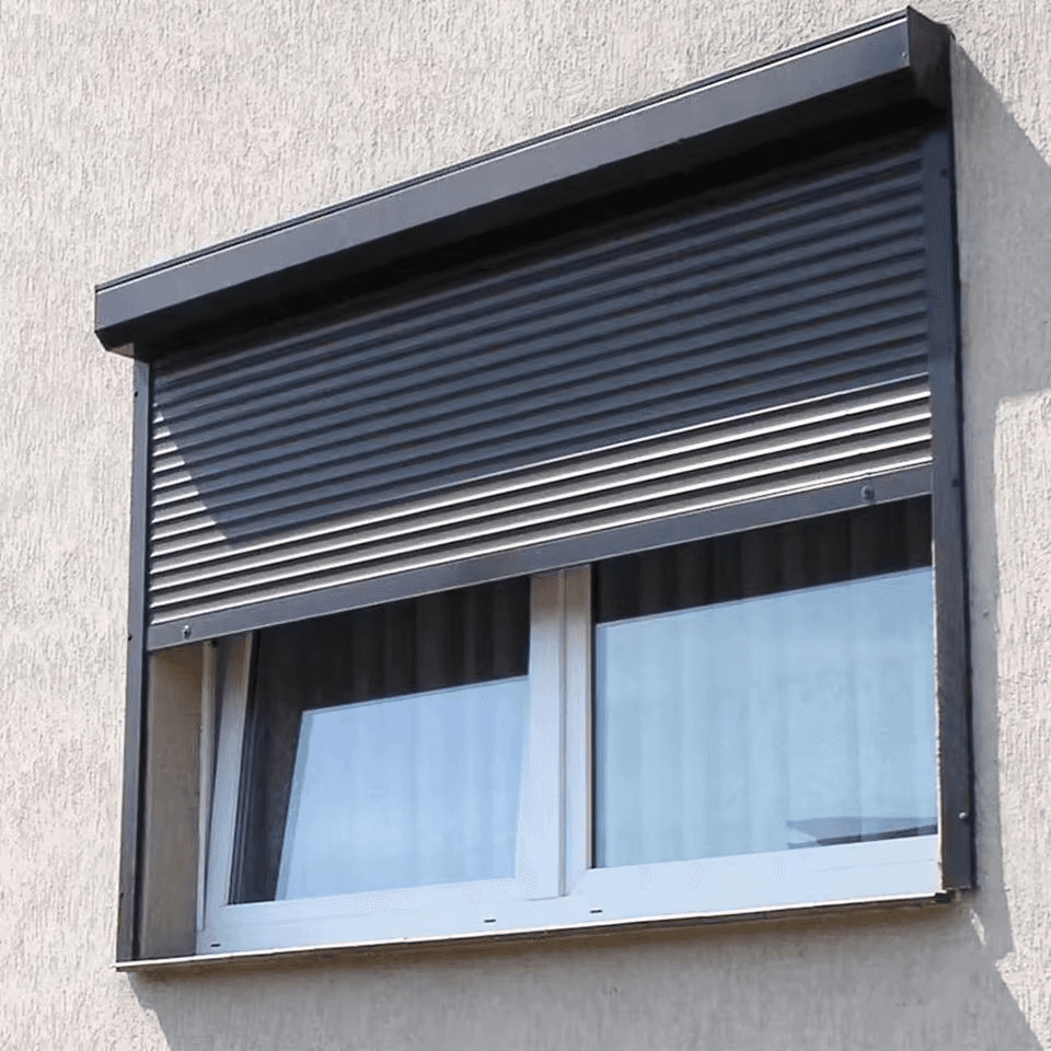 Persiana de seguridad de aluminio color antracita instalada en fachada