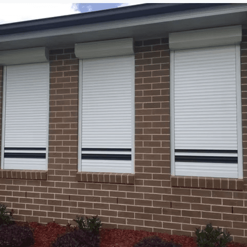 Persianas de aluminio instaladas en múltiples ventanas de una fachada
